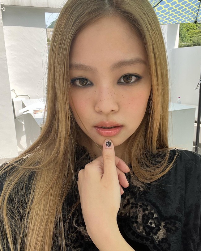 Jennie BLACKPINK baru-baru ini dikabarkan memulai debut aktingnya di kancah internasional. Kini dia mengunggah sejumlah fotonya dengan warna rambut baru dalam pemotretan bersama W Korea. Foto: dok. Instagram @jennierubyjane