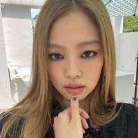 Jennie BLACKPINK baru-baru ini dikabarkan memulai debut aktingnya di kancah internasional. Kini dia mengunggah sejumlah fotonya dengan warna rambut baru dalam pemotretan bersama W Korea. Foto: dok. Instagram @jennierubyjane