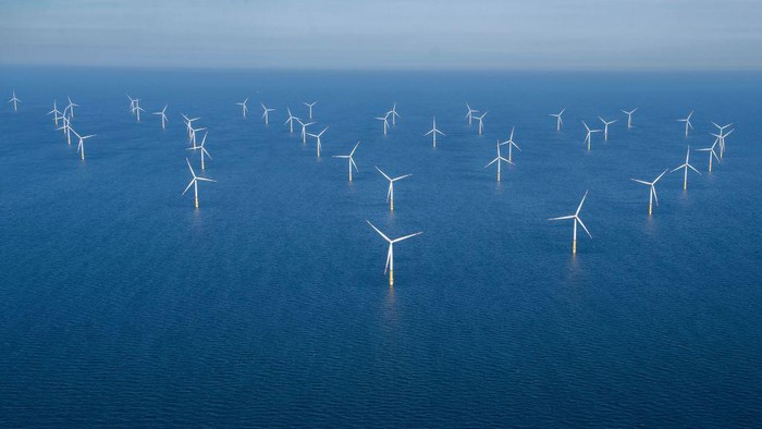 Jerman Bangun Pembangkit Listrik Tenaga Angin di Tengah Laut TOPSHOT - This aerial photograph taken on June 16, 2022, shows a wind turbine farm in the Baltic Sea, north-east of Rugen Island in Germany. (Photo by FRED TANNEAU / AFP) (Photo by FRED TANNEAU/AFP via Getty Images)