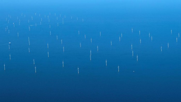 Jerman Bangun Pembangkit Listrik Tenaga Angin di Tengah Laut TOPSHOT - This aerial photograph taken on June 16, 2022, shows a wind turbine farm in the Baltic Sea, north-east of Rugen Island in Germany. (Photo by FRED TANNEAU / AFP) (Photo by FRED TANNEAU/AFP via Getty Images)