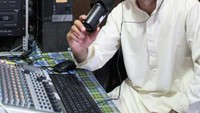 Seorang jurnalis Afghanistan dan aktivis hak asasi manusia, Bismillah Adil Aimaq, tewas ditembak pada hari Jumat oleh orang-orang bersenjata tak dikenal di Afghanistan Barat.Dilansir dari AP, Sabtu (2/1/2021), Aimaq ditembak saat berada di jalan dekat Feroz Koh, ibu kota provinsi Ghor. Dia tengah berkendara hendak pulang ke kota setelah mengunjungi keluarganya di desa terdekat.Menurut juru bicara gubernur, Arif Abir mengatakan ada orang lain di dalam mobil, termasuk saudara laki-laki Aimaq yang selamat dari tembakan. Aimaq bekerja sebagai kepala stasiun Radio Sada-e-Ghor setempat dan juga aktivis hak asasi manusia di provinsi tersebut. ( AJSC (Afghan Journalists Safety Committee)