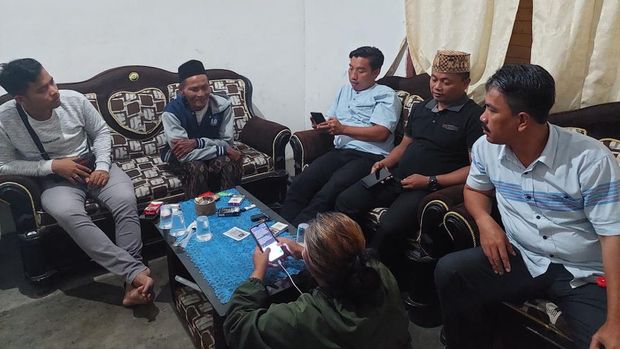 Kakek Sunardi berdamai dengan mandor yang memberikan uang mainan (istimewa/situs resmi Humas Polri)