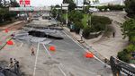 Kala Sinkhole di Tengah Jalan Guatemala Jadi Objek Foto Warga