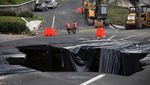 Kala Sinkhole di Tengah Jalan Guatemala Jadi Objek Foto Warga
