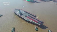 Dari video yang dipublikasi, kita juga bisa melihat bahwa kapal induk ini memiliki tiga garis katapel Catobar (Catapult Assisted Take-Off Barrier Arrested Recovery). Katapel ini berfungsi untuk membantu pesawat lepas landas, sehingga tidak membutuhkan lagi landasan ski-jump deck seperti di kapal induk Liaoning atau Shandong. Foto: Instagram @pla_times