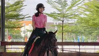 Katherine mulai berkuda sejak pandemi COVID-19. (Foto: dokumen pribadi)