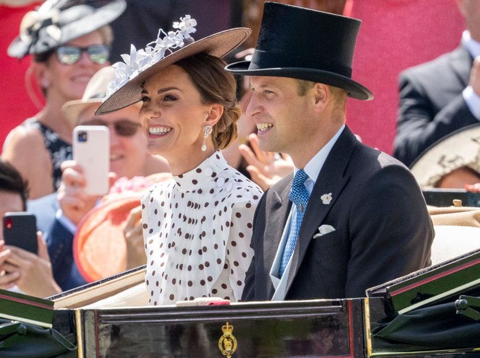 Kate Middleton dan Pangeran William di Acara Royal Ascot ASCOT, ENGLAND - JUNE 17: Catherine, Duchess of Cambridge and Prince William, Duke of Cambridge attend the fourth day of Royal Ascot at Ascot Racecourse on June 17, 2022 in Ascot, England. (Photo by Mark Cuthbert/UK Press via Getty Images)
