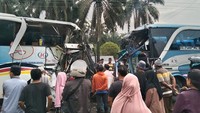 Warga memadati lokasi kecelakaan lalu lintas di Labusel. Kecelakaan ini mengakibatkan 3 orang tewas dan belasan orang luka-luka.