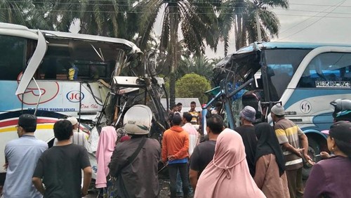2 bus terlibat kecelakaan lalu lintas di Labusel