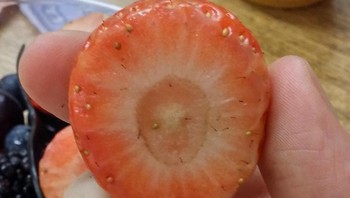 Wajah bayi dalam strowberi. Foto: Reddit via Brightside