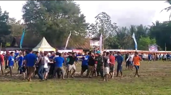 Kericuhan suporter sepak bola di Enrekang.