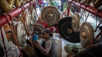 Untuk menyemarakkan perang obor, para pemain gamelan juga sibuk berlatih.  