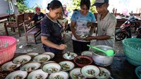 Selain menonton perang obor, penonton juga bisa membeli makanan tradisional khas Jepara yang dijajakan warga Desa Tegalsambi.  