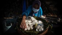 Salah satu yang ramai dijual adalah makanan tradisional Jepara yang disebut kintelan.  