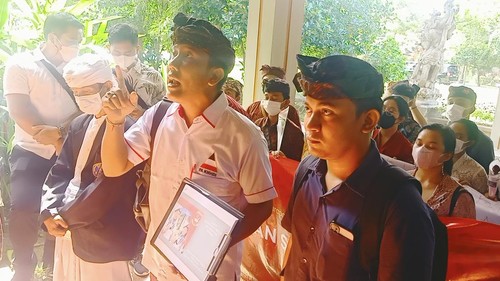 Ketua Koordinator FKPP Bali, I Ketut Sae Tanju bersama dengan Alumni SMA Bali Mandara melakukan aksi di Kantor DPRD Bali pada Senin (20/6/2022)