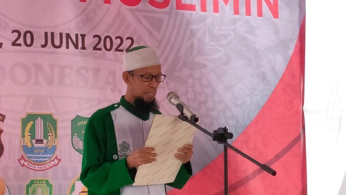 Amir Khilafah Khilafatul Muslimin Bekasi, Abu Salma memimpin para anggotanya deklarasi kebangsaan, Senin (20/6/2022).