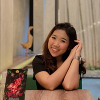 Untuk keperluan foto Instagram, Kiky Saputri pun memilih riasan tipis dengan bedak, eyeliner, blush-on serta lipstik. Foto: Instagram/@adi_rustana, @kikysaputrii