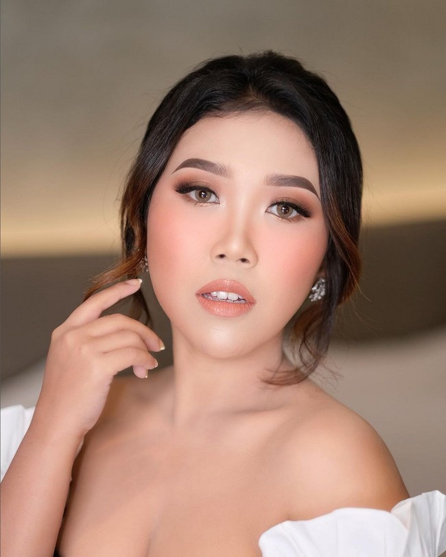 Busana off the shoulder dengan aksen ruffle di bahu membuat gayanya terlihat lebih glamor. Foto: Instagram/@adi_rustana, @kikysaputrii