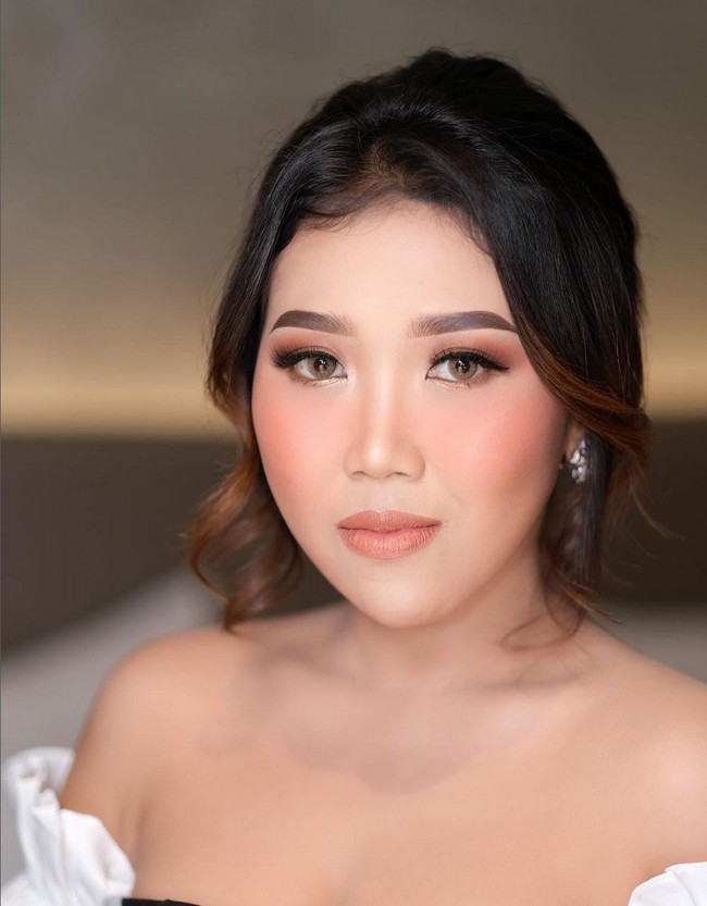 Kali ini ia tampil dengan rambut disanggul dan poni ditata bergelombang. Foto: Instagram/@adi_rustana, @kikysaputrii