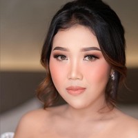 Kali ini ia tampil dengan rambut disanggul dan poni ditata bergelombang. Foto: Instagram/@adi_rustana, @kikysaputrii