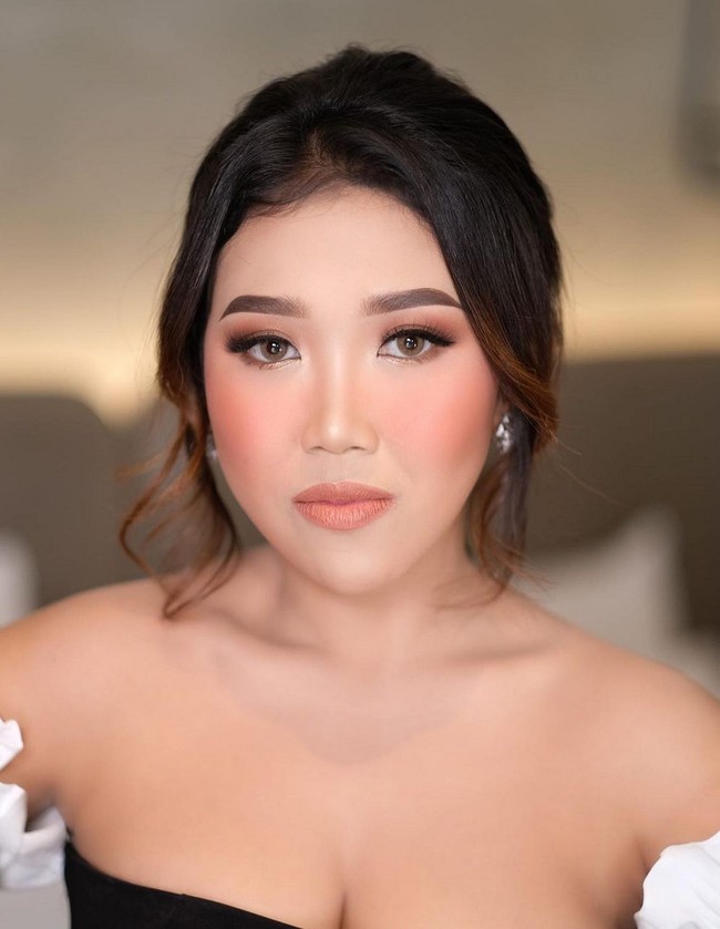 Sebelumnya, Kiky Saputri juga tampil manglingi dengan riasan wajah bernuansa sama. Foto: Instagram/@adi_rustana, @kikysaputrii