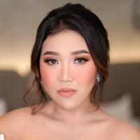 Sebelumnya, Kiky Saputri juga tampil manglingi dengan riasan wajah bernuansa sama. Foto: Instagram/@adi_rustana, @kikysaputrii