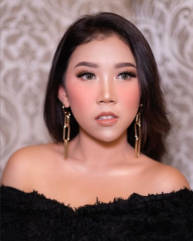 Dirias makeup artist Adi Rustana, penampilan Kiky Saputri tampak manglingi. Pemakaian soft lens, bulu mata palsu serta riasan alis membuat wajah Kiky Saputri terlihat lebih bersinar. Tak sedikit netizen memujinya cantik. “cantekkkk bgtttt kak,” tulis netizen. Foto: Instagram/@adi_rustana, @kikysaputrii