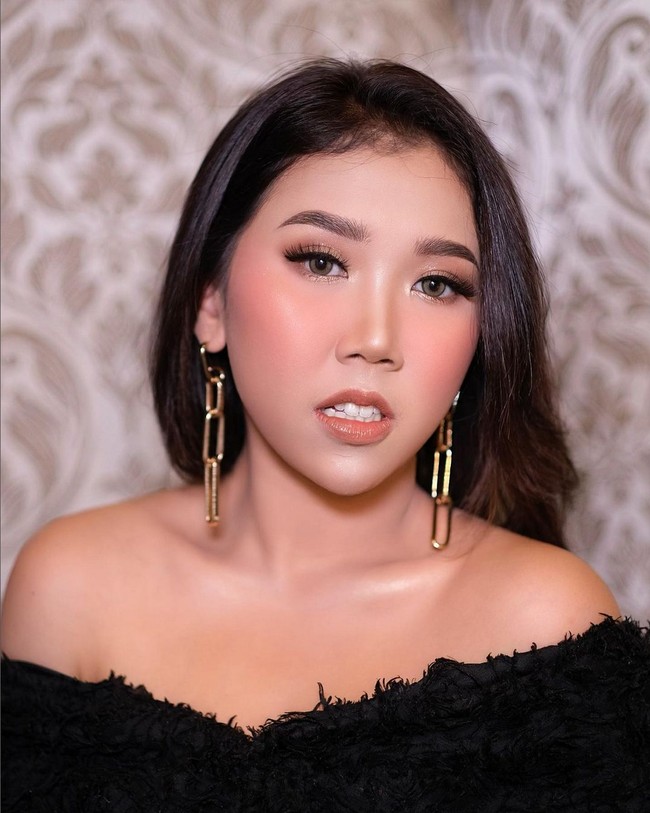 Belum lama ini muncul foto Kiky Saputri memakai makeup tebal dengan nuansa bronze dan peach. Netizen pun dibuat takjub karena wajah wanita yang berprofesi sebagai guru ini sangat berbeda. Foto: Instagram/@adi_rustana, @kikysaputrii