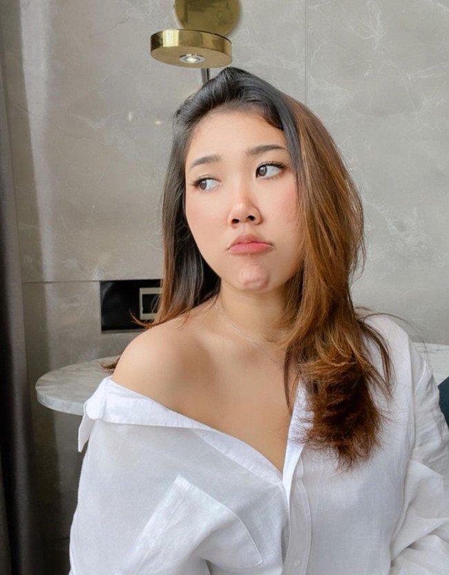 Sebagai komika, memakai makeup bukanlah hal baru bagi Kiky Saputri. Di kesehariannya, komika dengan keahlian me-roasting para pesohor ini kerap tampil dengan makeup tipis bernuansa pink. Foto: Instagram/@adi_rustana, @kikysaputrii