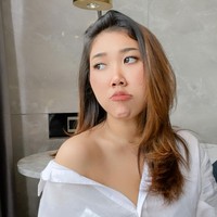 Sebagai komika, memakai makeup bukanlah hal baru bagi Kiky Saputri. Di kesehariannya, komika dengan keahlian me-roasting para pesohor ini kerap tampil dengan makeup tipis bernuansa pink. Foto: Instagram/@adi_rustana, @kikysaputrii