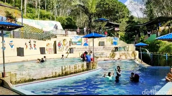 Kolam pemandian mata air di Asahan. (foto: istimewa)