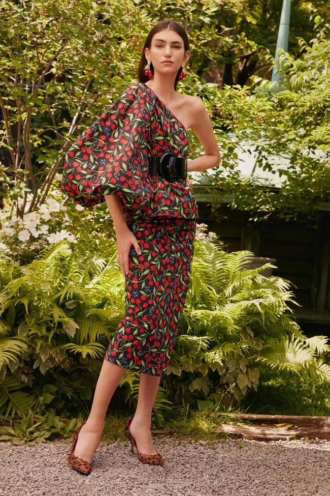 Inilah koleksi busana terbaru Carolina Herrera Resort 2023 karya sang creative director Wes Gordon. Sang desainer mengaku terinspirasi perjalanan ke Riviera untuk koleksi Resort 2023. Foto: Dok. Carolina Herrera.