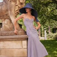 Inilah koleksi busana terbaru Carolina Herrera Resort 2023 karya sang creative director Wes Gordon. Sang desainer mengaku terinspirasi perjalanan ke Riviera untuk koleksi Resort 2023.  Foto: Dok. Carolina Herrera.