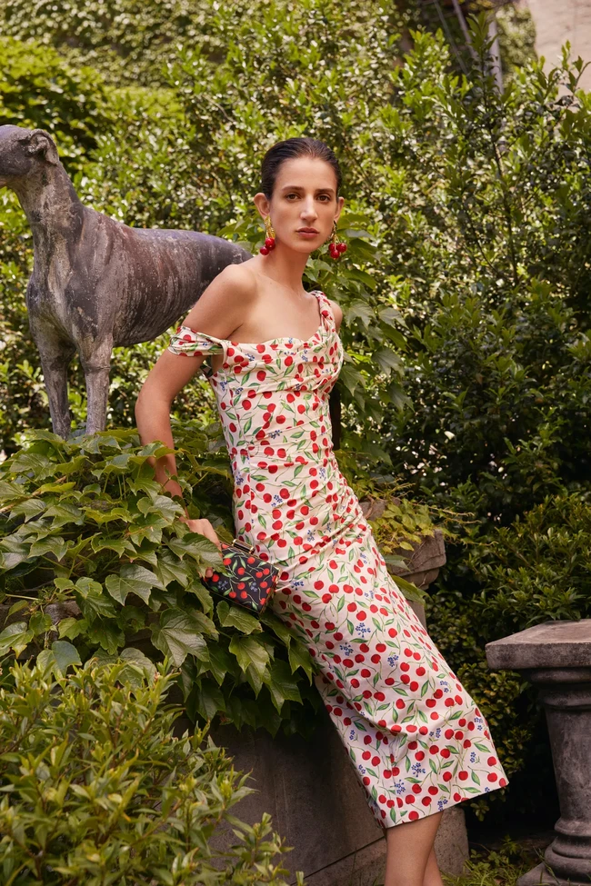 Inilah koleksi busana terbaru Carolina Herrera Resort 2023 karya sang creative director Wes Gordon. Sang desainer mengaku terinspirasi perjalanan ke Riviera untuk koleksi Resort 2023. Foto: Dok. Carolina Herrera.