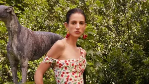 10 Koleksi Carolina Herrera Resort 2023, Busana Liburan yang Glamour