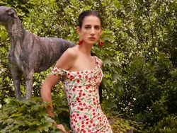 10 Koleksi Carolina Herrera Resort 2023, Busana Liburan yang Glamour