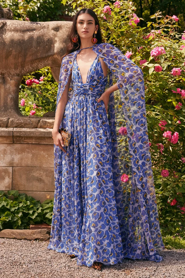 Inilah koleksi busana terbaru Carolina Herrera Resort 2023 karya sang creative director Wes Gordon. Sang desainer mengaku terinspirasi perjalanan ke Riviera untuk koleksi Resort 2023.  Foto: Dok. Carolina Herrera.