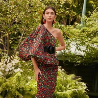 Inilah koleksi busana terbaru Carolina Herrera Resort 2023 karya sang creative director Wes Gordon. Sang desainer mengaku terinspirasi perjalanan ke Riviera untuk koleksi Resort 2023. Foto: Dok. Carolina Herrera.