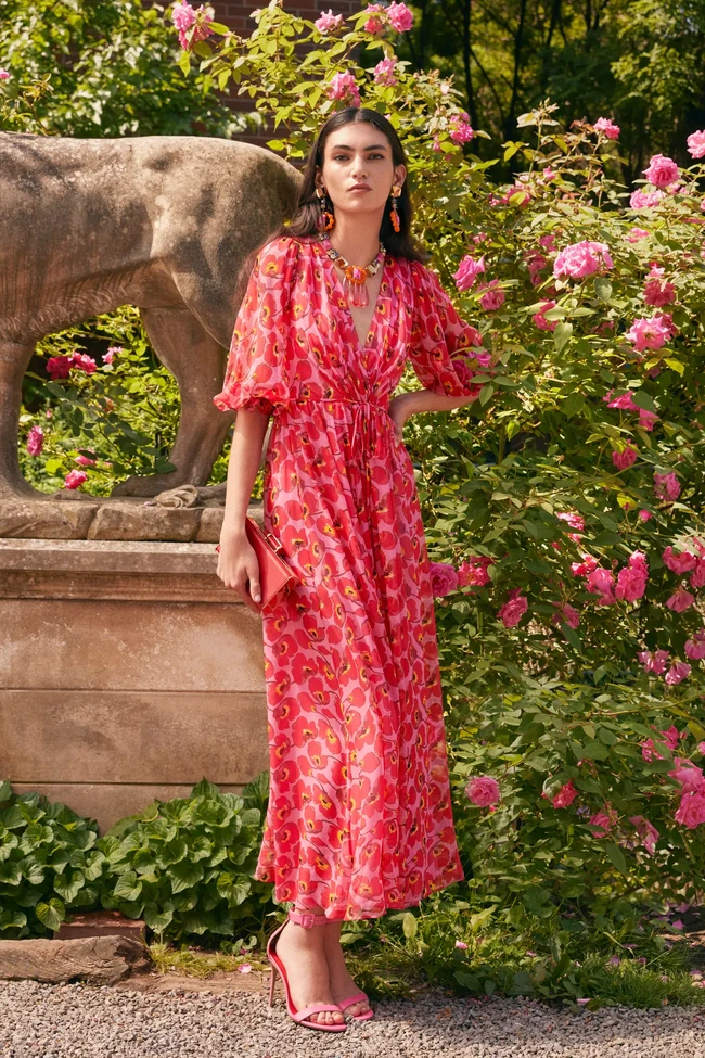 Inilah koleksi busana terbaru Carolina Herrera Resort 2023 karya sang creative director Wes Gordon. Sang desainer mengaku terinspirasi perjalanan ke Riviera untuk koleksi Resort 2023. Foto: Dok. Carolina Herrera.