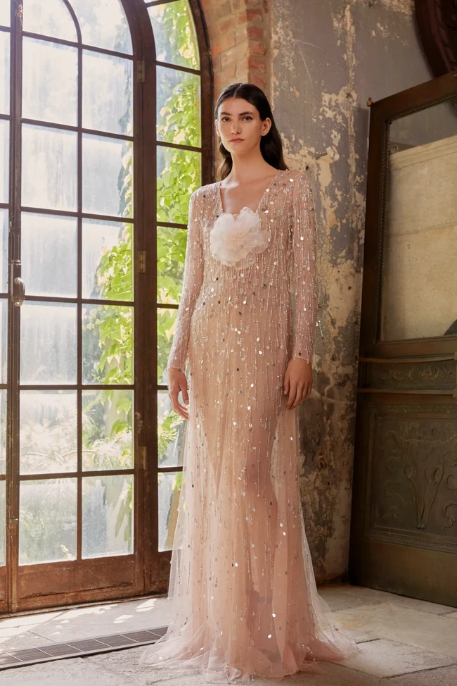 Inilah koleksi busana terbaru Carolina Herrera Resort 2023 karya sang creative director Wes Gordon. Sang desainer mengaku terinspirasi perjalanan ke Riviera untuk koleksi Resort 2023. Foto: Dok. Carolina Herrera.