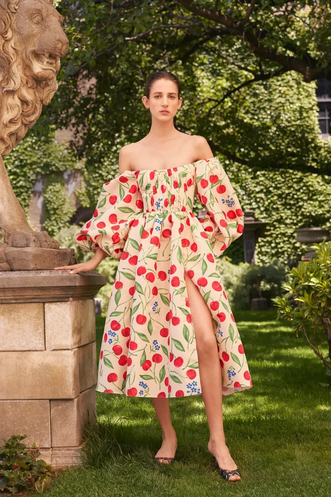 Inilah koleksi busana terbaru Carolina Herrera Resort 2023 karya sang creative director Wes Gordon. Sang desainer mengaku terinspirasi perjalanan ke Riviera untuk koleksi Resort 2023. Foto: Dok. Carolina Herrera.