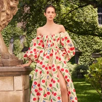 Inilah koleksi busana terbaru Carolina Herrera Resort 2023 karya sang creative director Wes Gordon. Sang desainer mengaku terinspirasi perjalanan ke Riviera untuk koleksi Resort 2023. Foto: Dok. Carolina Herrera.