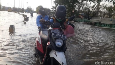 Potret Pekerja Tembus Banjir Rob di Pelabuhan Semarang