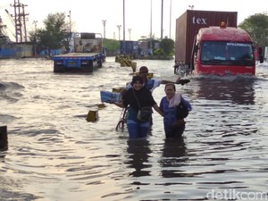 Banjir Rob Lagi! Pelabuhan Semarang Terendam Setinggi Pinggang Sore Ini