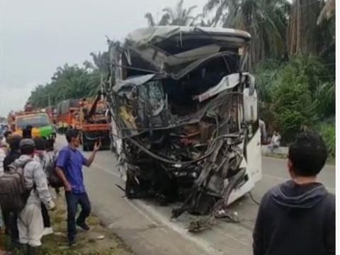 Kondisi bus rusak parah di bagian depan usai kecelakaan di Labusel. (foto: istimewa)