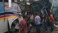 Warga saat melihat bus yang terlibat kecelakaan di Labuhanbatu Selatan. Kecelakaan tersebut mengakibatkan 3 orang meninggal dunia.