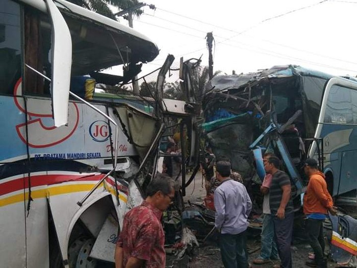 Kecelakaan bus di Labuhanbatu Selatan. 3 orang tewas akibat kecelakaan tersebut.