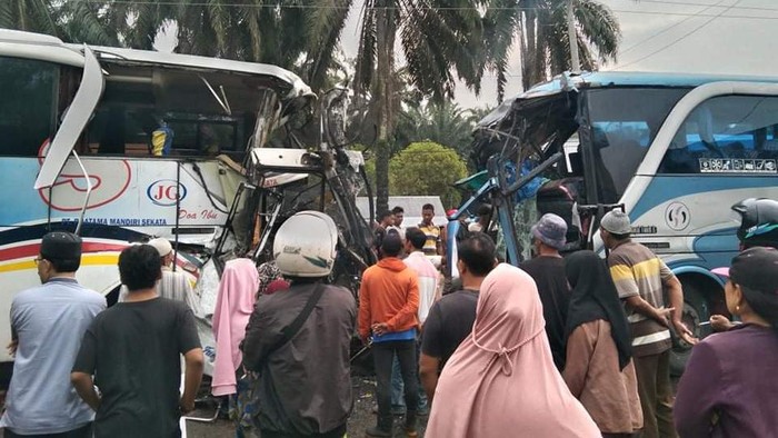 Kondisi dua bus yang terlibat tabrakan maut di Jalinsum.