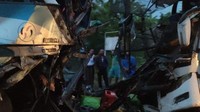 Tabrakan dalam kecepatan tinggi itu menyebabkan sopir dan kernet Bus PHM tewas di tempat. Bahkan, kernet itu sempat terpental ke luar lewat kaca depan bus. Istimewa  