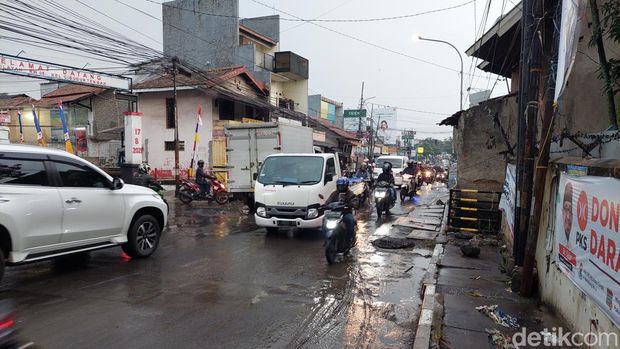 Kondisi Jalan Mahar Martanegara setelah banjir surut